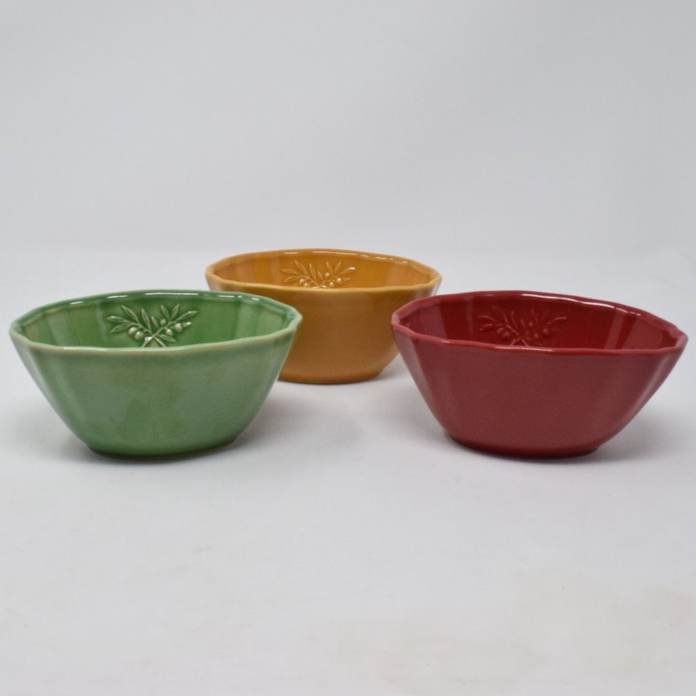 Sur La Table Bowls Set of 3 Scalloped Edge Olive